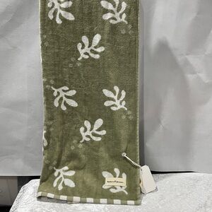 Business & Pleasure The Beach Towel Green/White Jacquard Size L, 68" X W, 38"